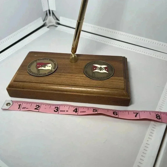 Vintage US Army Wooden Pen Holder With Medals - Picture 4 of 6